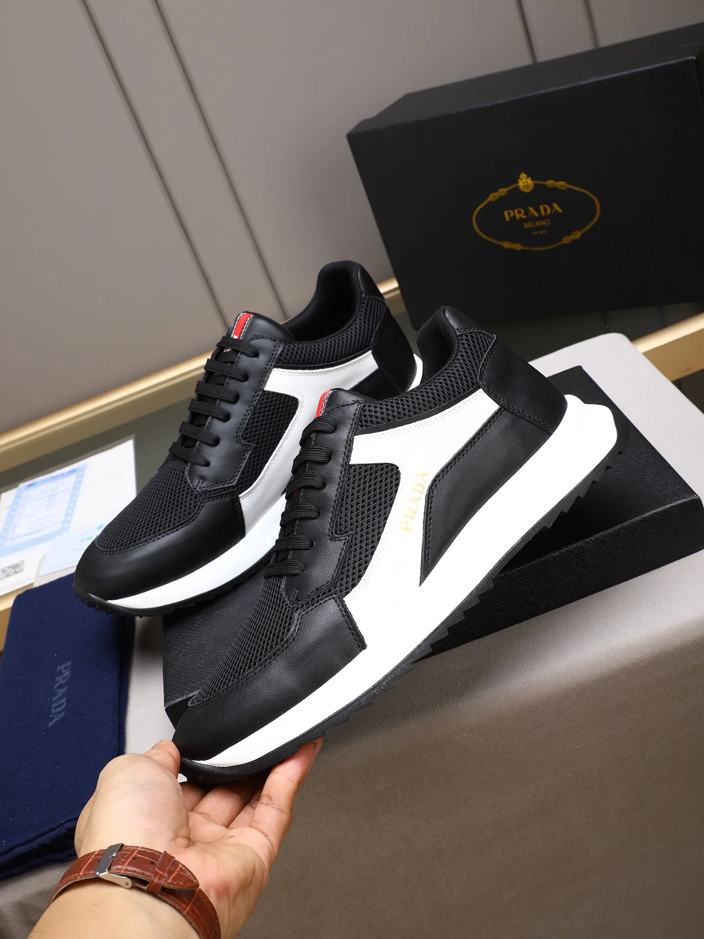 Men's shoes 💰460 Prada/Prada's new men's casual sports shoes, low-top lace-up sports shoes, fashionable and generous style, made of first-layer cowhide stitching and breathable mesh, soft, comfortable and breathable, tongue letter LOGO, finely crafted details, lightweight foam sole, fashionable and versatile! Size: 38-44 (45 customized)